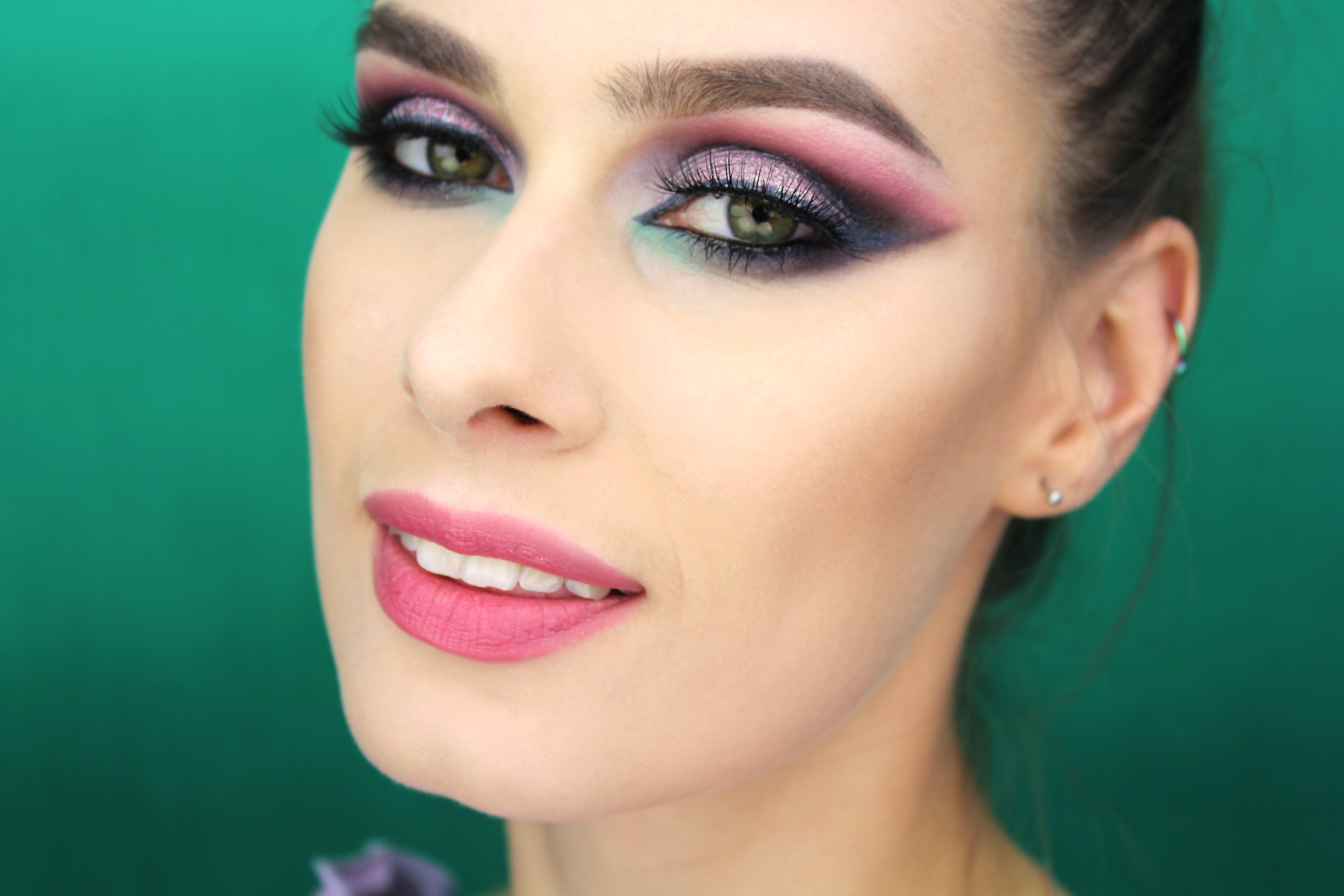 Kolorowy makijaż cut crease. Zieleń, róż i fiolet to piękne, intensywne połączenie.