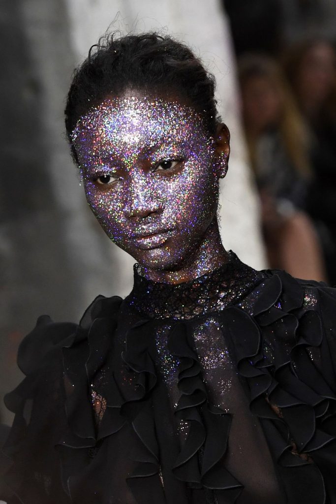 trendy w makijażu Giambattista Valli glitter makeup trends fall winter 2018 trendy w makijażu Giambattista Valli glitter makeup trends fall winter 2018