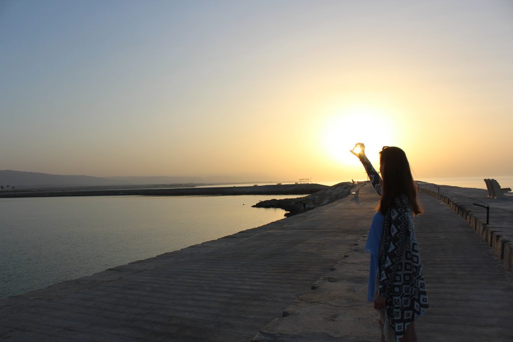 Wakacje życia Oman czyli raj na ziemi Salalah zachód słońca dziewczyna